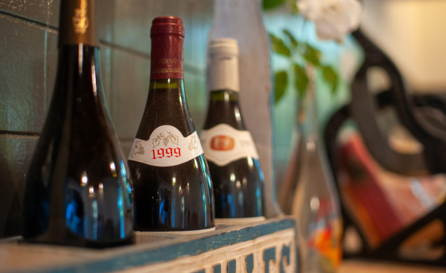 Bouteilles de vin dans la cuisine du gite en dombes