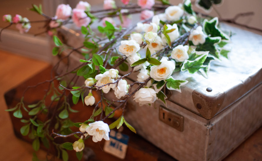 Fleurs sur un coffre ancien dans la chambre st amour du gite en beaujolais