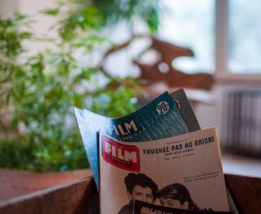 Magazines sur une table basse dans l'entrée du gite en dombes