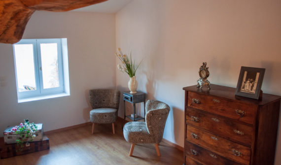 petit salon dans la chambre St Amour du gite en beaujolais