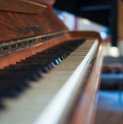 Piano salon du gîte en dombes