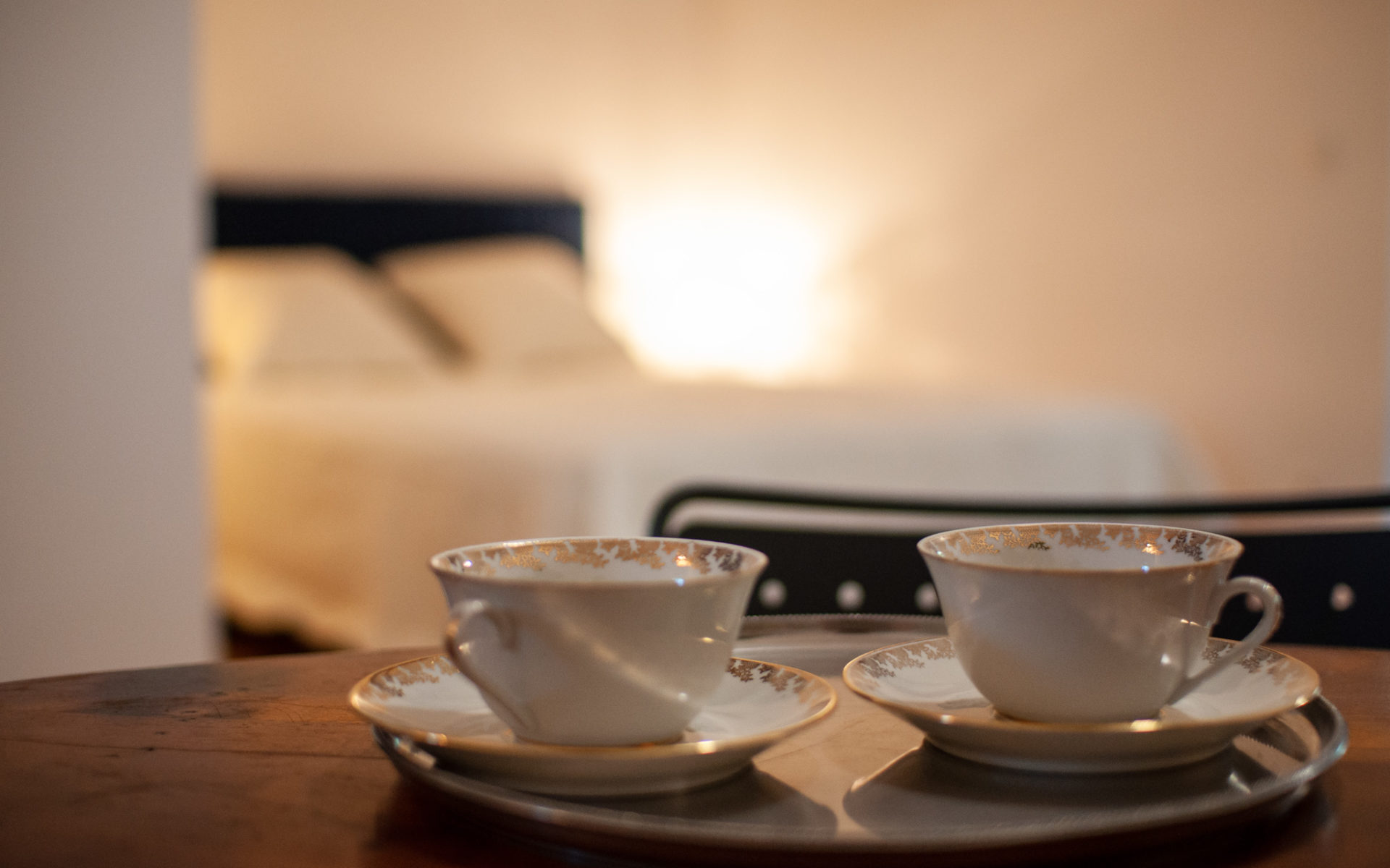 tasses sur petite table dans chambre st amour du gite en beaujolais