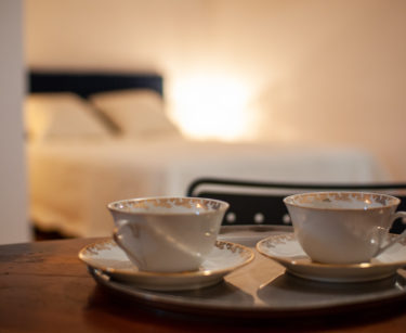 tasses sur petite table dans chambre st amour du gite en beaujolais